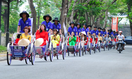 Khách du lịch tham quan Cố đô Huế 