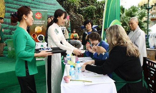 Thí sinh tham gia cuộc thi Tea Masters Cup Việt Nam 2015 