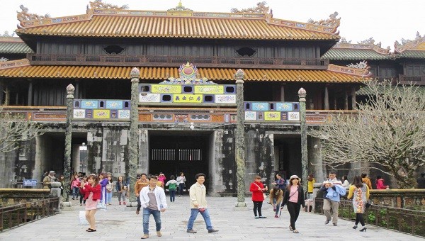 Du khách đến tham quan Đại Nội Huế 