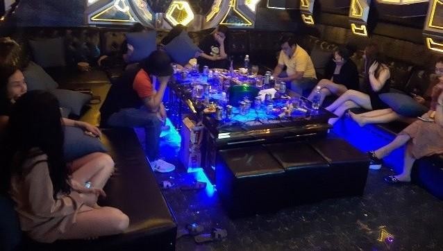 Các đối tượng dương tính ma túy tại hiện trường quán Karaoke. (Ảnh: CA)