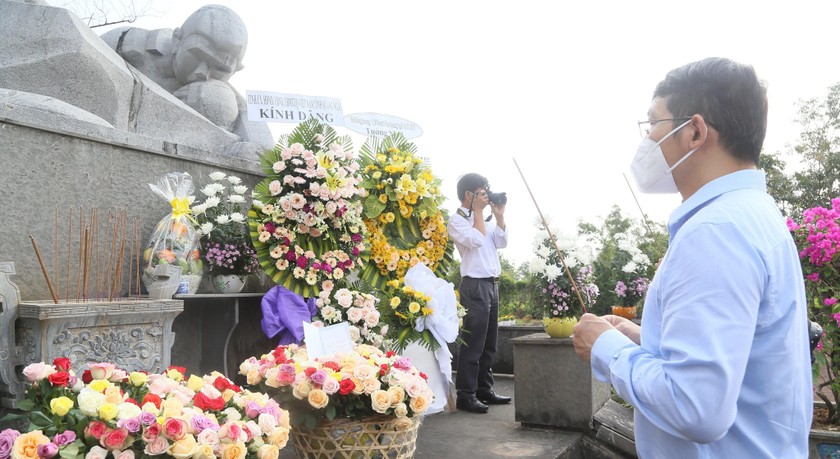 Lãnh đạo tỉnh Quảng Ngãi dâng hương tại tượng đài Sơn Mỹ.