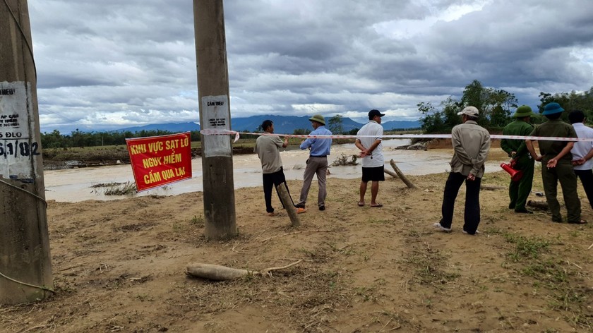 Một đoạn sạt lở bờ sông.