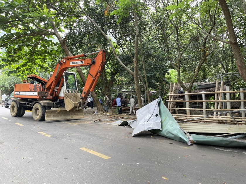 Lực lượng chức năng tiến hành cưỡng chế, tháo dỡ các công trình vi phạm trên bán đảo Sơn Trà. 