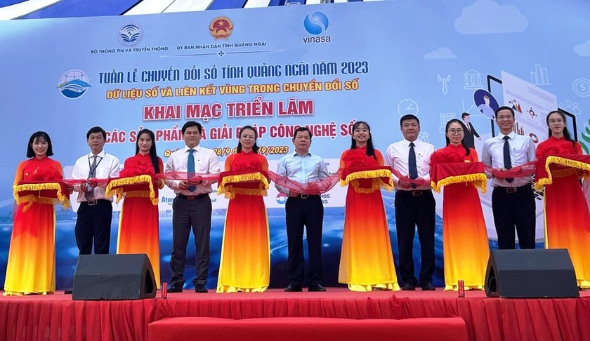 Các đại biểu thực hiện nghi thức khai mạc.