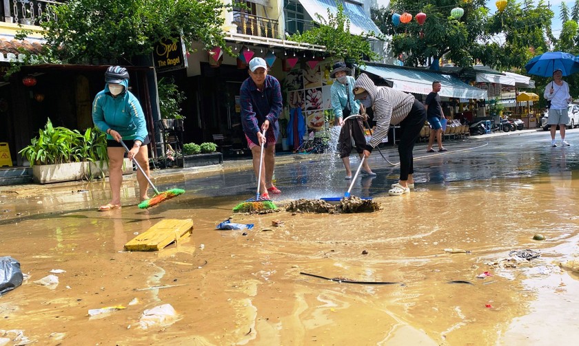 Dân phố cổ Hội An (Quảng Nam) tất bật dọn bùn sau lũ.