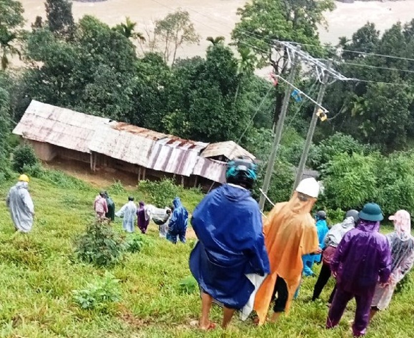 Hàng chục người khiêng bộ vượt 30km đường núi đưa bệnh nhân đi cấp cứu. 