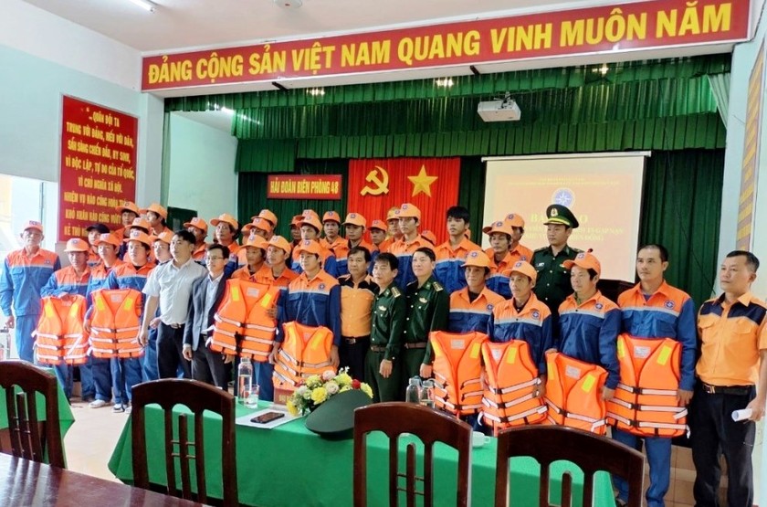 39 ngư dân tàu cá QNg 90251 TS được đưa vào bờ an toàn và bàn giao cho địa phương đưa về "hồi hương". 