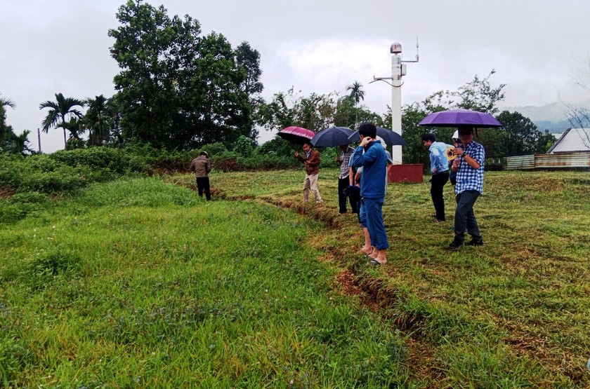 Vết nứt kéo dài gần 50m, sâu khoảng 2,5m, khe hở hơn 18cm và đang có dấu hiệu nới rộng thêm.