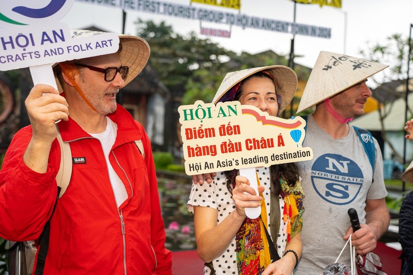 Nhóm khách Ý đang đi trên đường thì bất ngờ được mời vào "xông đất" đầu năm.