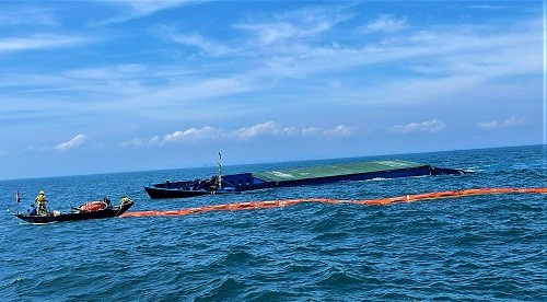 Tàu Giang Anh 18 gãy làm đôi chìm trên biển.