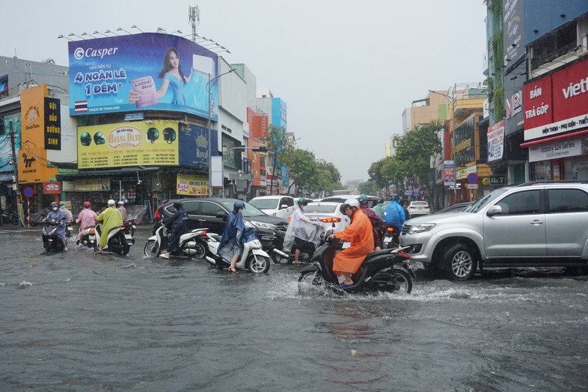 Đà Nẵng mưa lớn, giao thông hỗn loạn nhiều tuyến phố.