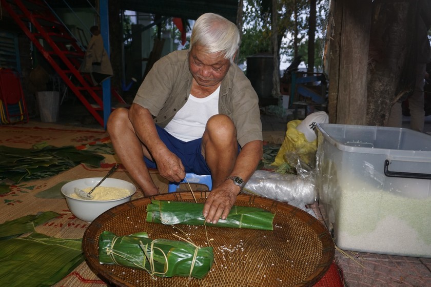 Người dân Đà Nẵng gói bánh tét hỗ trợ miền Bắc. 