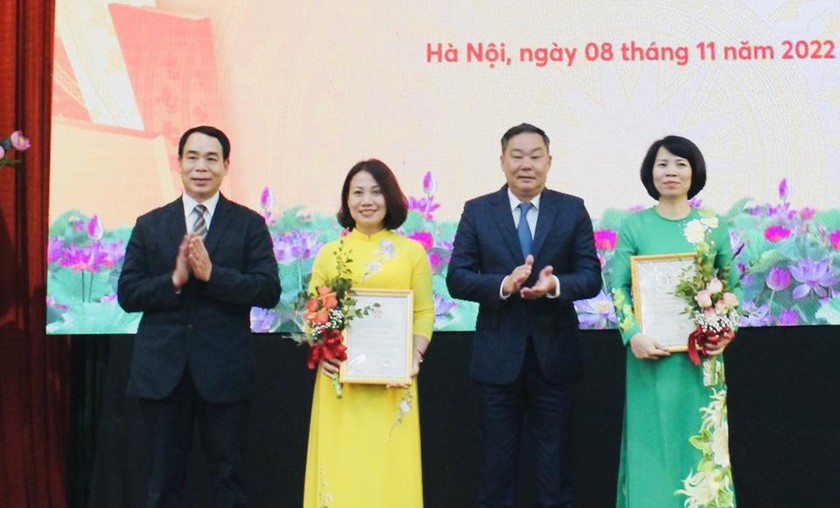 Phó Chủ tịch Thường trực UBND TP Hà Nội Lê Hồng Sơn và Giám đốc Sở Tư pháp Hà Nội Ngô Anh Tuấn trao giải Nhất Cuộc thi “Tìm hiểu pháp luật về ứng xử trên môi trường mạng” cho UBND quận Nam Từ Liêm và UBND huyện Đông Anh.