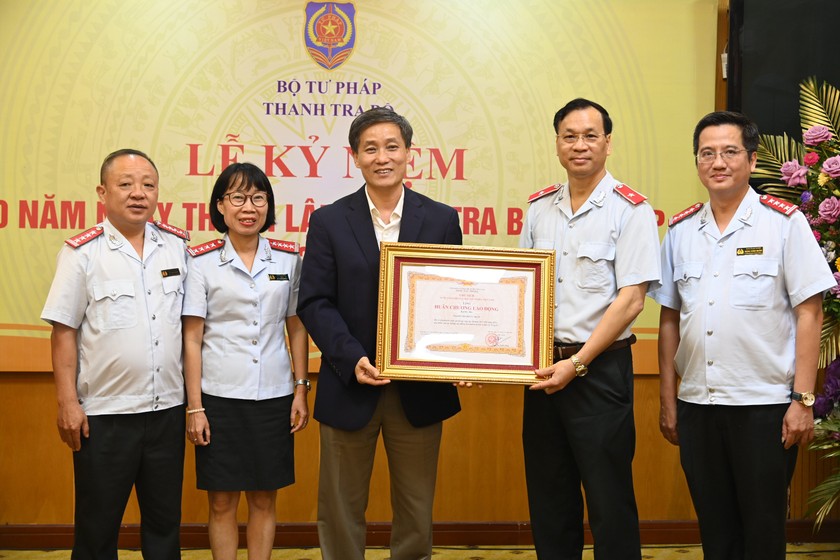 Thanh tra Bộ Tư pháp đã vinh dự được nhận Huân chương Lao động hạng Ba.