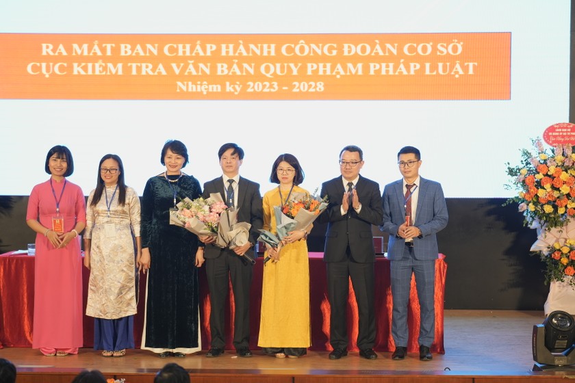 Ra mắt BCH Công đoàn cơ sở Cục Kiểm tra VBQPPL nhiệm kỳ 2023-2028.