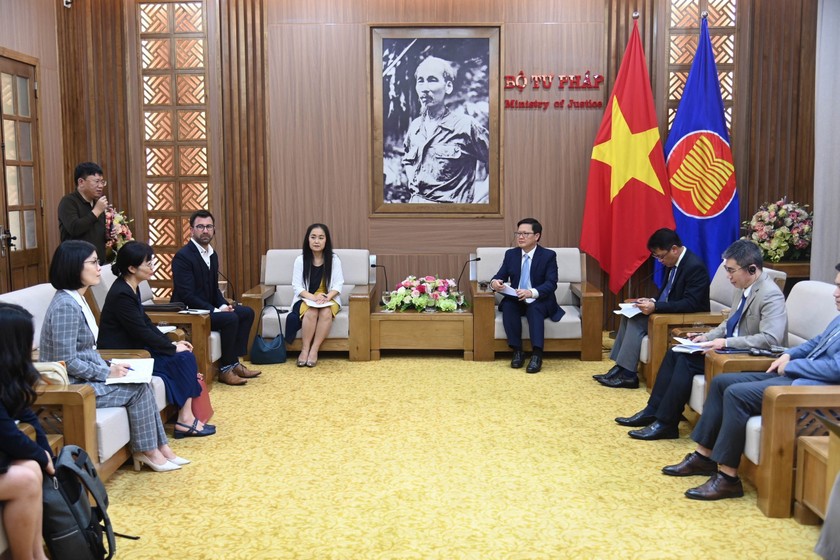 Thứ trưởng Bộ Tư pháp Mai Lương Khôi tiếp xã giao bà Naomi Kitahara, Trưởng Đại diện Quỹ Dân số Liên Hợp quốc (UNFPA) tại Việt Nam.