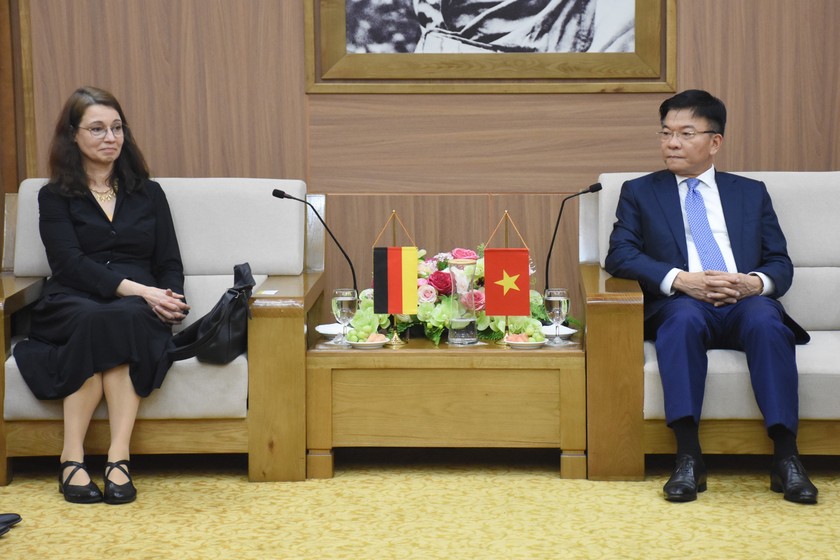 Bộ trưởng Bộ Tư pháp Lê Thành Long đã tiếp xã giao bà Angelika Schlunck, Quốc vụ khanh Bộ Tư pháp liên bang Đức.