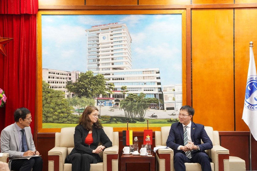 Hiệu trưởng Đoàn Trung Kiên và bà Quốc vụ khanh Angelika Schlunck tại buổi làm việc.