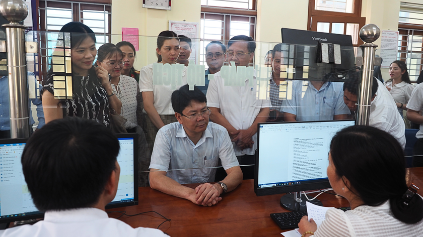 Thứ trưởng Bộ Tư pháp Nguyễn Thanh Tịnh cùng đoàn công tác kiểm tra công tác triển khai cấp bản điện tử giấy khai sinh, trích lục khai tử tại xã Liêm Tuyền (TP Phủ Lý, Hà Nam).