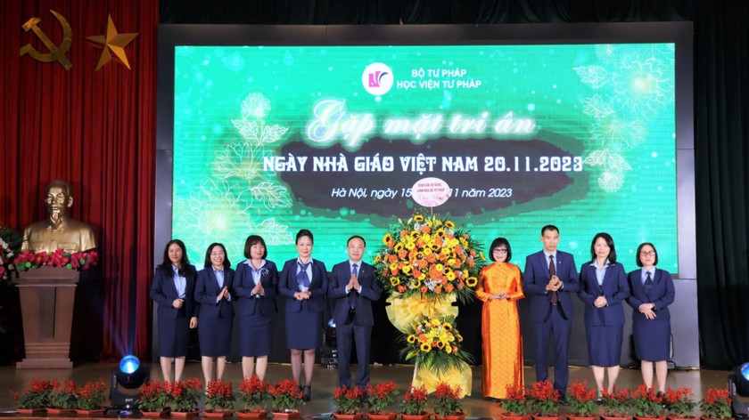 Thứ trưởng Đặng Hoàng Oanh tặng lẵng hoa tươi thắm cho Học viện Tư pháp nhân ngày 20/11.