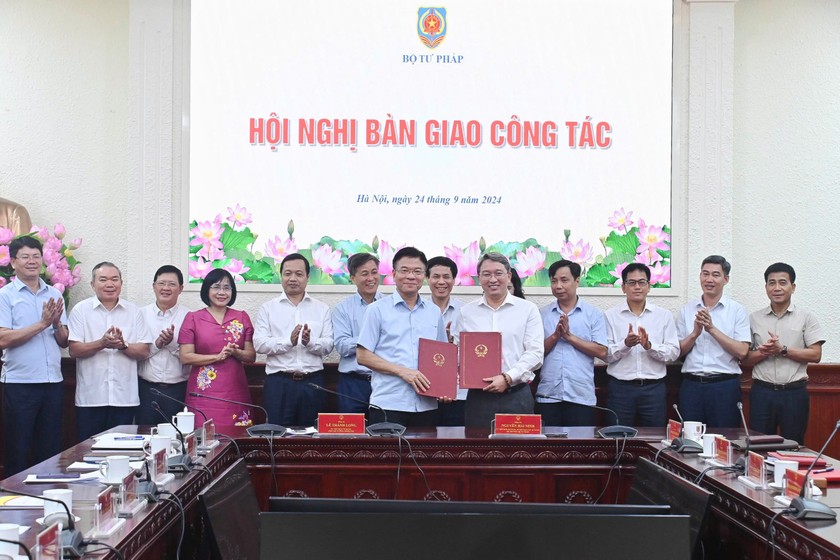 Bàn giao công tác giữa Phó Thủ tướng Lê Thành Long và Bộ trưởng Bộ Tư pháp Nguyễn Hải Ninh.