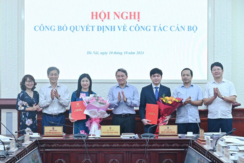 Bộ trưởng Bộ Tư pháp Nguyễn Hải Ninh trao Quyết định bổ nhiệm cho 02 đồng chí.