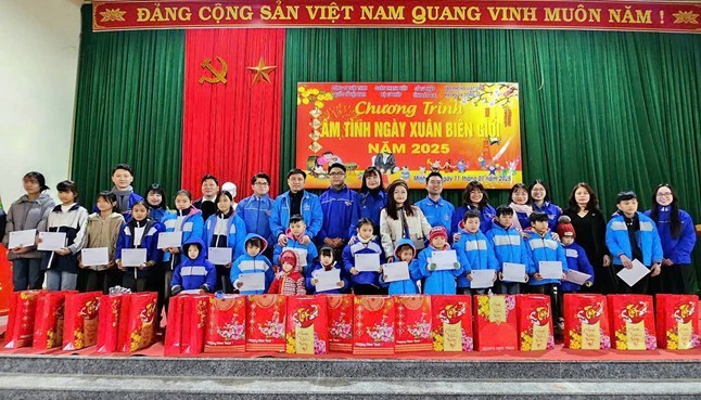 Đoàn Thanh niên Bộ Tư pháp thăm, tặng quà tết nhân dân và các cháu học sinh nghèo xã Minh Tân, huyện Bảo Yên, tỉnh Lào Cai.