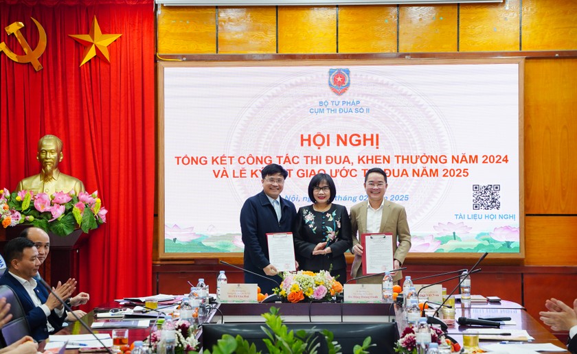 Thứ trưởng Đặng Hoàng Oanh trao Quyết định Trưởng, Phó Cụm Thi đua số II năm 2025 cho Báo Pháp luật Việt Nam, Viện Chiến lược và Khoa học pháp lý.