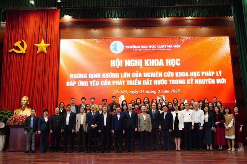 Các đại biểu tham dự Hội nghị khoa học chụp ảnh lưu niệm. 