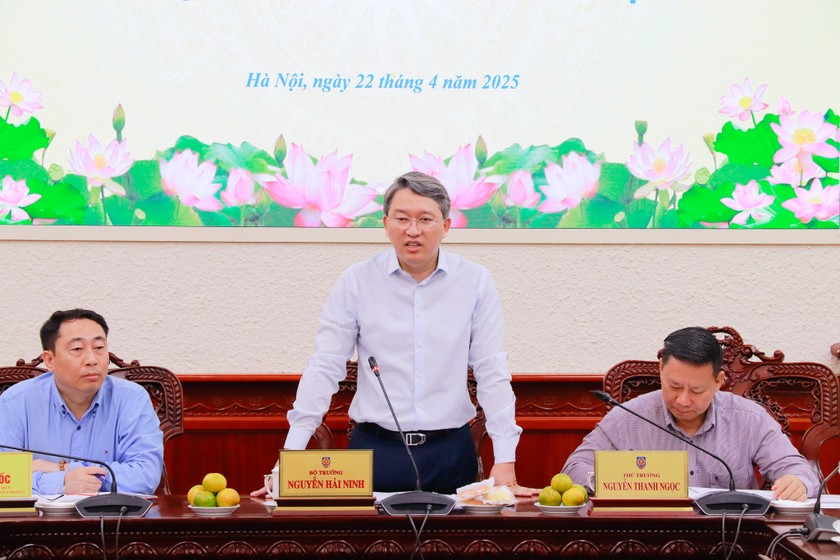 Bộ trưởng Nguyễn Hải Ninh phát biểu gợi mở tại buổi làm việc