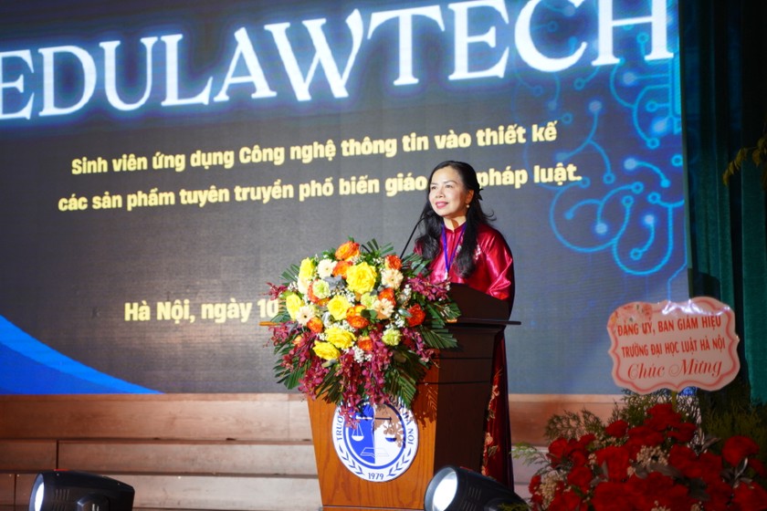 TS. Trần Thị Liễu, Giám đốc Trung tâm Thực hành pháp luật, Trường ĐH Luật Hà Nội phát biểu tại đêm chung kết.