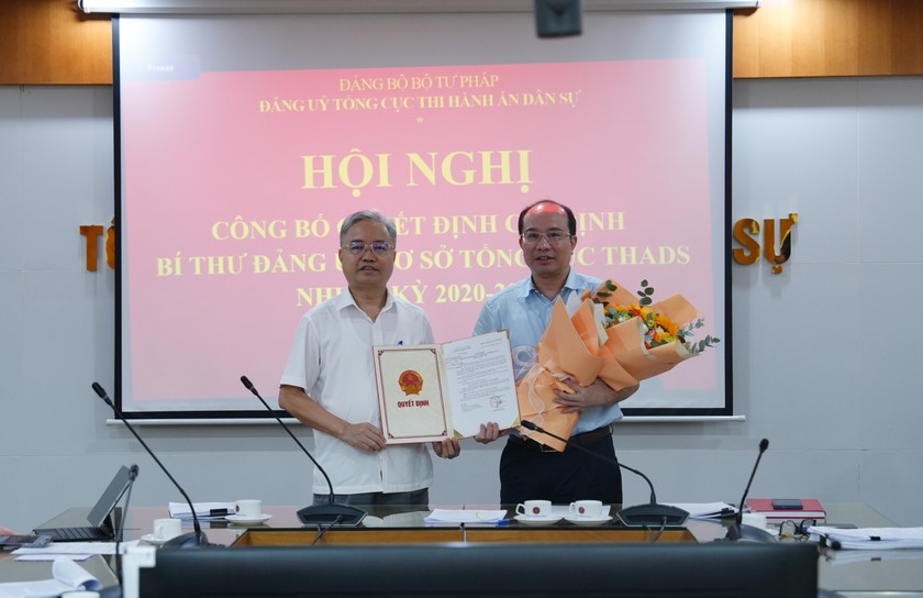 Đồng chí Nguyễn Quang Thái, Phó Bí thư chuyên trách Đảng ủy Bộ Tư pháp trao quyết định chỉ định Bí thư Đảng ủy cơ sở Tổng cục THADS nhiệm kỳ 2020 – 2025 cho đồng chí Nguyễn Thắng Lợi, Quyền Tổng Cục trưởng Tổng cục THADS.