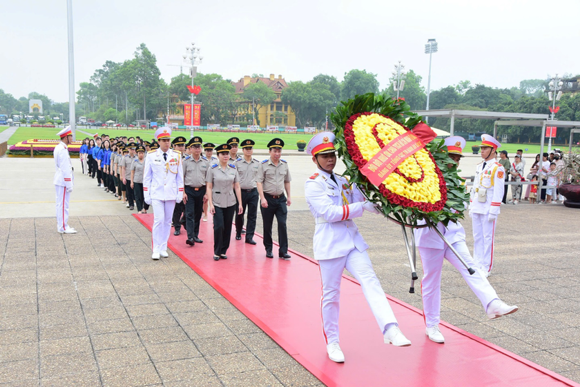 Đảng uỷ Tổng cục Thi hành án dân sự vào viếng Lăng Chủ tịch Hồ Chí Minh.