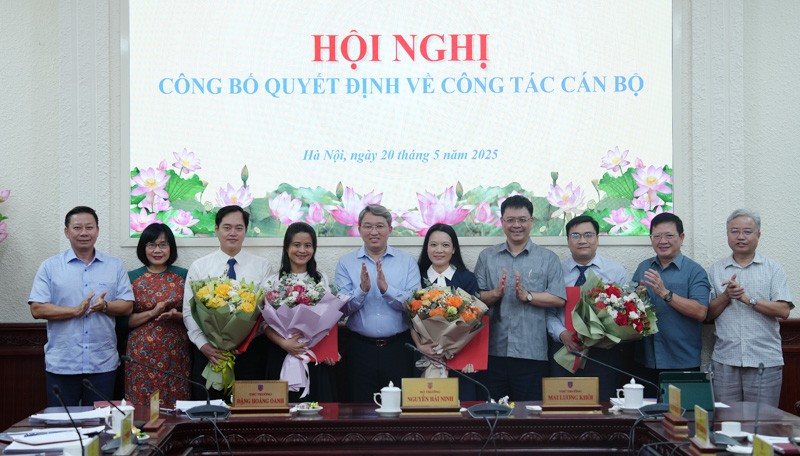 Lãnh đạo Bộ Tư pháp chụp ảnh lưu niệm với các đồng chí được trao quyết định điều động, bổ nhiệm.