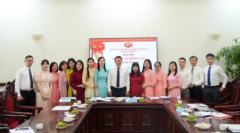 Thứ trưởng Nguyễn Thanh Ngọc chụp ảnh cùng Bí thư, Phó Bí thư và các đảng viên Chi bộ Văn phòng Cục PBGDPL & TGPL.