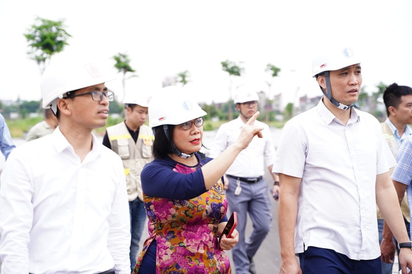 Thứ trưởng Đặng Hoàng Oanh đi kiểm tra thực địa tại các hạng mục chính của dự án.
