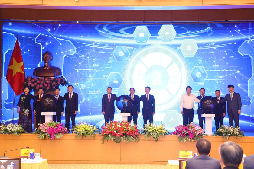 Thủ tướng Chính phủ Phạm Minh Chính, các Phó Thủ tướng Chính phủ, các đại biểu đã thực hiện nghi thức bấm nút khai trương chính thức Cổng Pháp luật quốc gia.