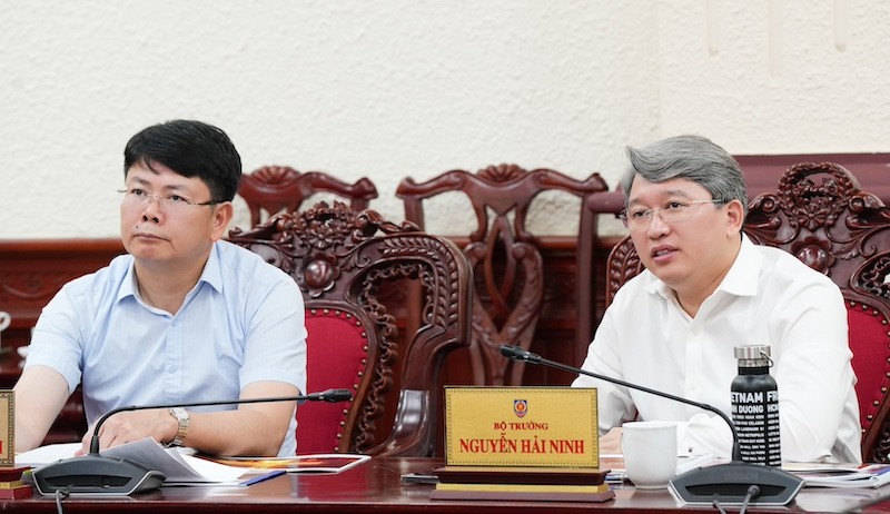 Bộ trưởng Nguyễn Hải Ninh, Thứ trưởng Nguyễn Thanh Tịnh làm việc với các đơn vị về triển khai tổ chức các hoạt động chuẩn bị cho Lễ kỷ niệm 80 năm Ngày truyền thống ngành Tư pháp Việt Nam. 