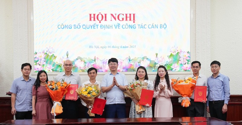 Thứ trưởng Bộ Tư pháp Nguyễn Thanh Tịnh đã trao Quyết định điều động, bổ nhiệm lãnh đạo một số đơn vị.