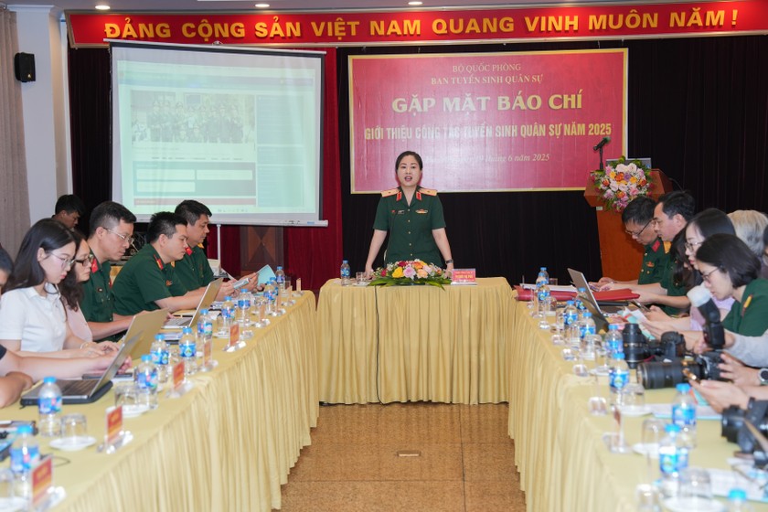 Thiếu tướng Phùng Thị Phú phát biểu tại buổi gặp mặt. 