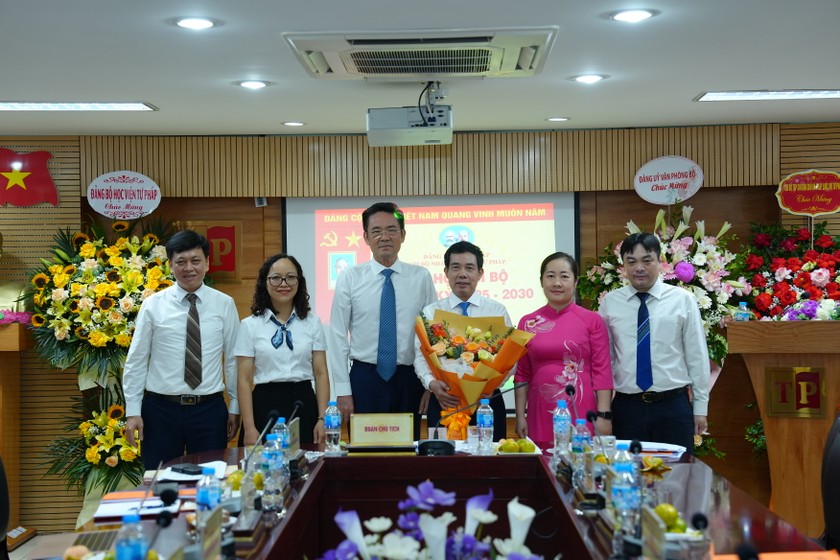 Đồng chí Quách Văn Dương, Phó Giám đốc Nhà Xuất bản Tư pháp tặng hoa chúc mừng Chi ủy Nhà Xuất bản Tư pháp nhiệm kỳ 2025-2030.