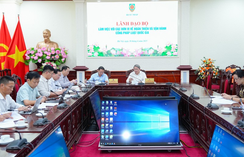 Toàn cảnh buổi làm việc.