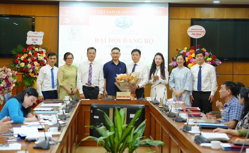 Đồng chí Trần Anh Đức, Chánh Văn phòng Đảng uỷ Bộ Tư pháp tặng hoa chúc mừng Ban Chấp hành Đảng bộ Văn phòng Bộ Tư pháp nhiệm kỳ 2025 - 2030.