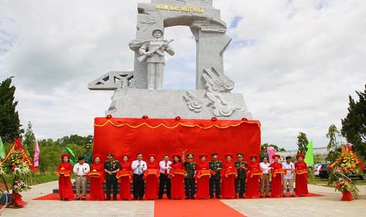 Các đại biểu cắt băng khánh thành công trình