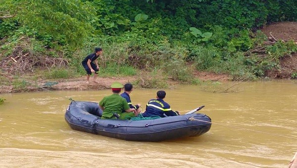 Lực lượng chức năng tổ chức tìm kiếm nạn nhân trong một vụ bị nước cuốn trôi mất tích. Ảnh minh họa