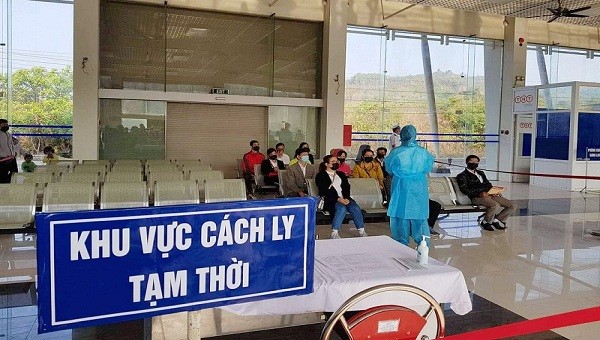 Nhóm hành khách được đưa vào phòng cách ly tạm thời vì có 1 người bị sốt