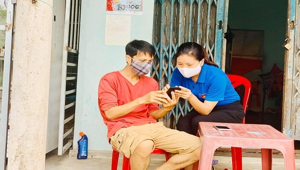 Đoàn Thanh niên hướng dẫn người dân khai báo y tế phòng dịch Covid-19 tại nhà. Ảnh: Ngọc Bích