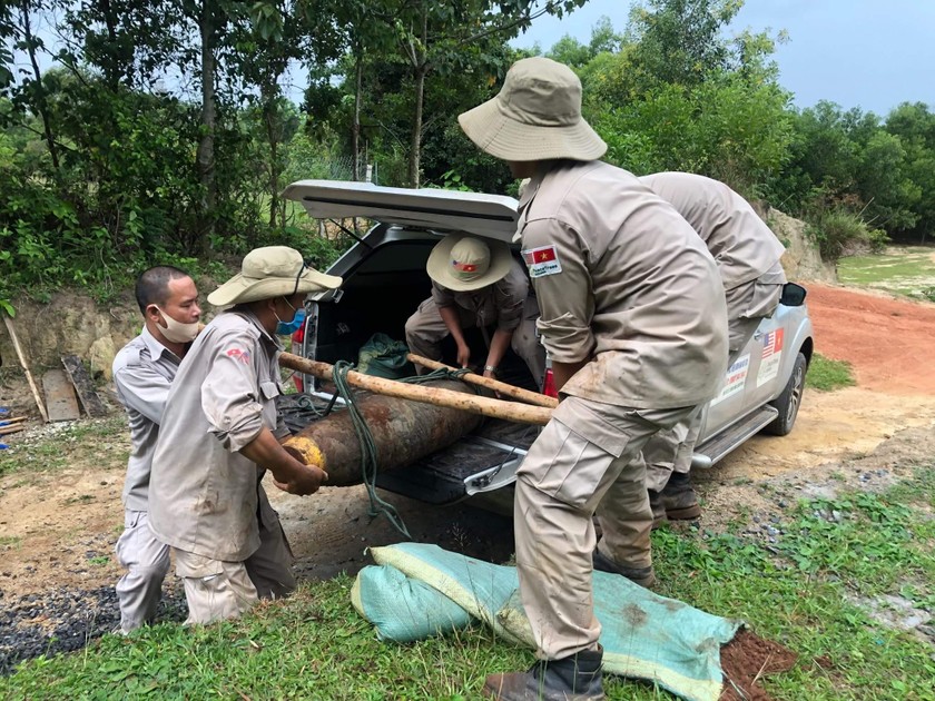 Nhân viên Đội rà phá bom mìn lưu động số 1 di chuyển quả bom đưa về bãi tập kết để hủy nổ