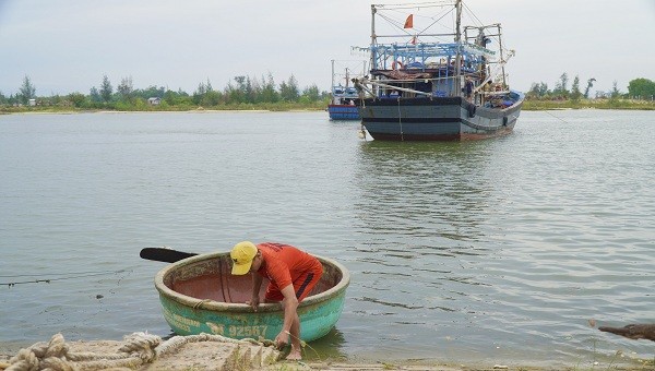 Bà con ngư dân Quảng Trị đưa tàu vào nơi neo đậu an toàn để tránh bão số 5.