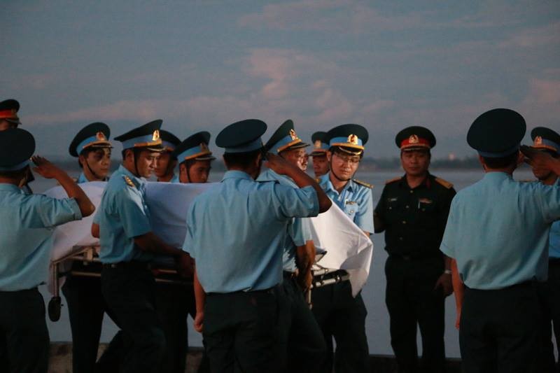 Sáng nay, thi thể của thượng tá phi công Trần Quang Khải đã được đưa vào đất liền